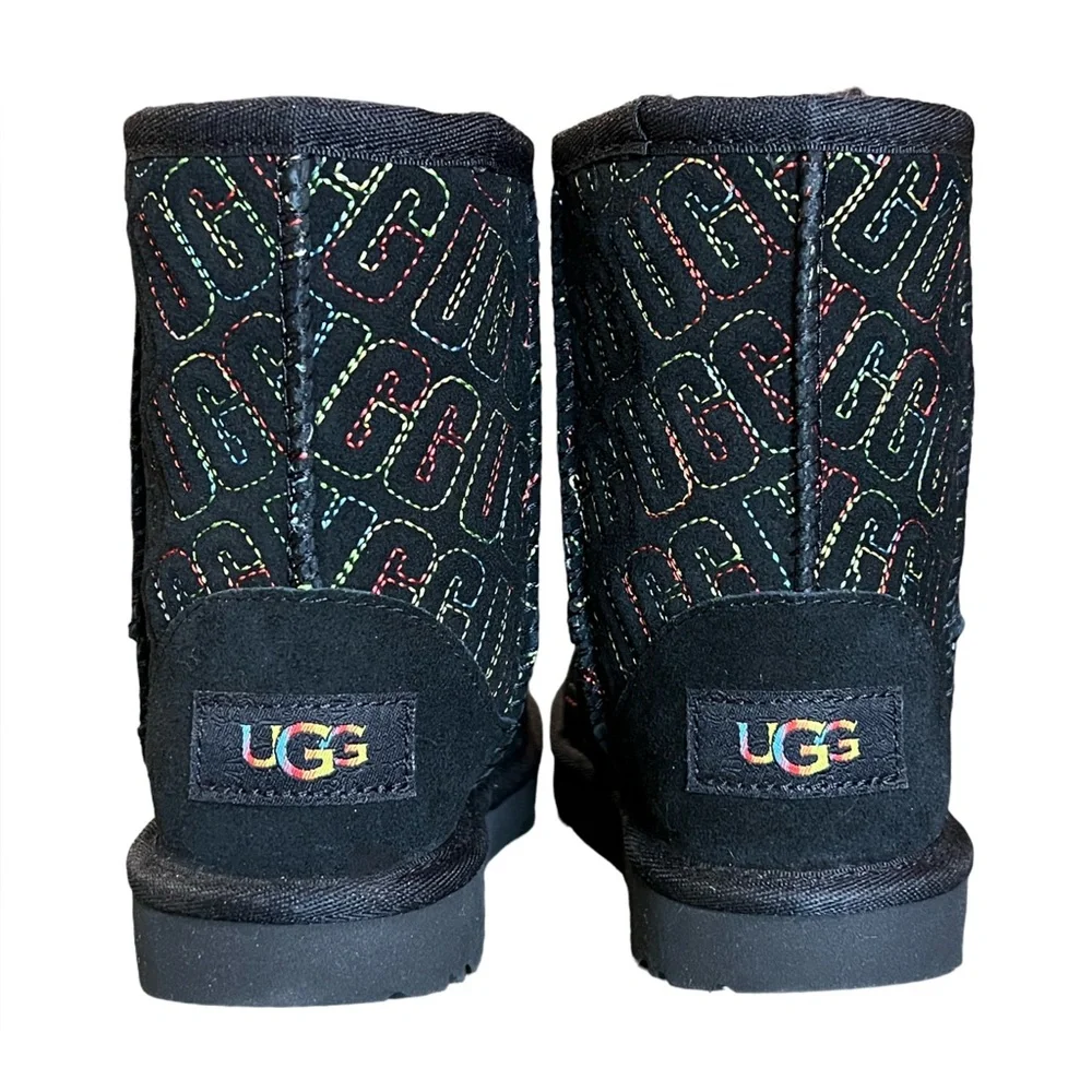 UGG Kids' Classic II Graphic Stitch suede boot in black Size 9 toddler new